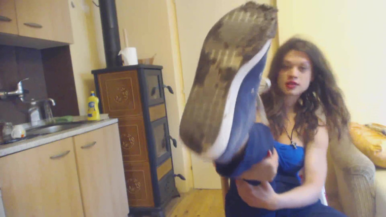 Foot Girls: Юная богиня хочет, чтобы ты подчистила ее грязные кроссовки