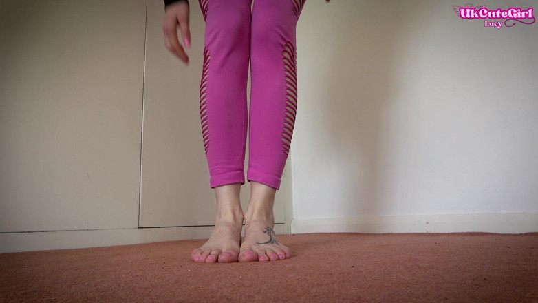 UKCuteGirl Lucy Lauren: Yoga sonrası yalınayak azdırma