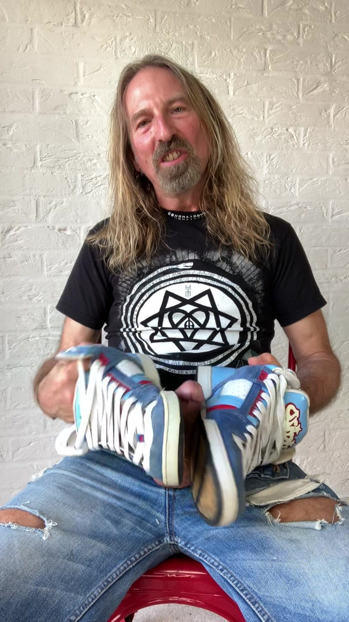 Longhairdude: Longhairdude Wanks and Cums with Osiris Trainers, Torn Jeans, Tshirt