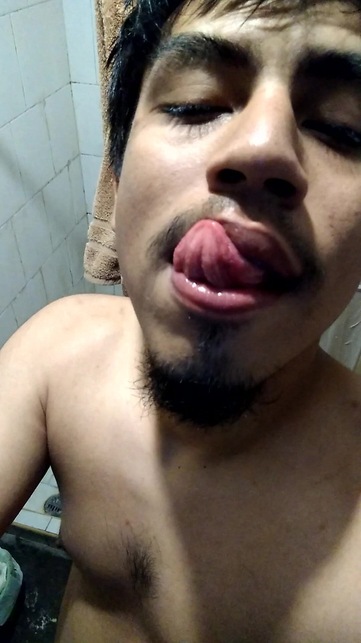 AlexAlejandro13: 着替えて急いでトイレに落ちる