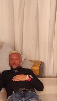 Il fidanzato di mia zia è tornato a casa per parlare, ha chiuso l'occhio mentre io stavo seduta sul suo cazzo grosso finché non sono venuta nel culo