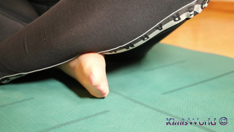KimisWorld: Sneaker Tease in Transparenten Nylons
