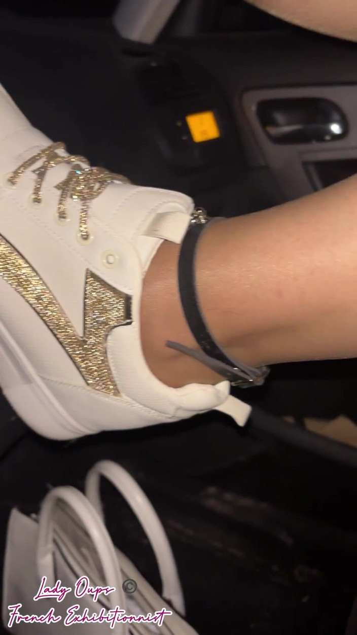 Lady Oups: Seksi Deri Mini Etekli Itaatkar Yaka Ve Güzel Çorapların Altında Uzaktan...