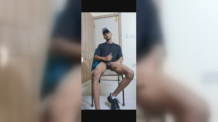 Twink king: Un jeune garçon se masturbe