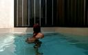 Asian Pussy Vision: Seins sexy dans la piscine en plein air et doigtage