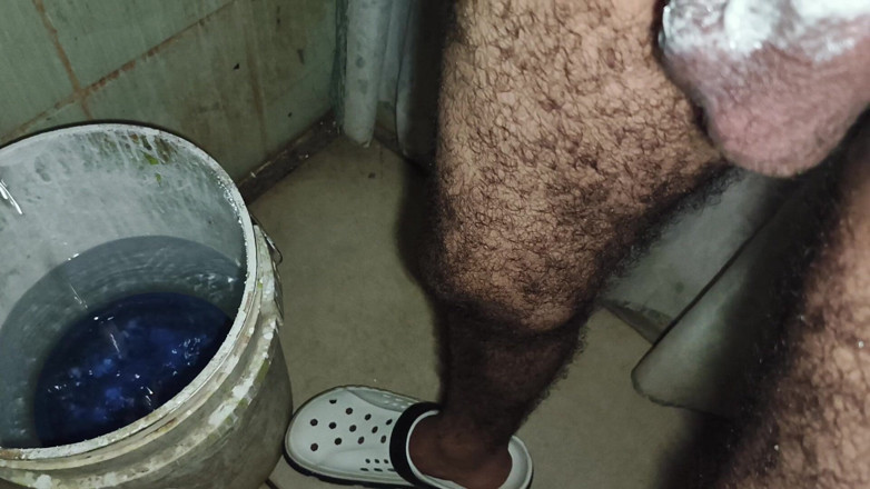 Cute boy jerks off: Người đàn ông giật mình trong phòng tắm mà không cọ xát...