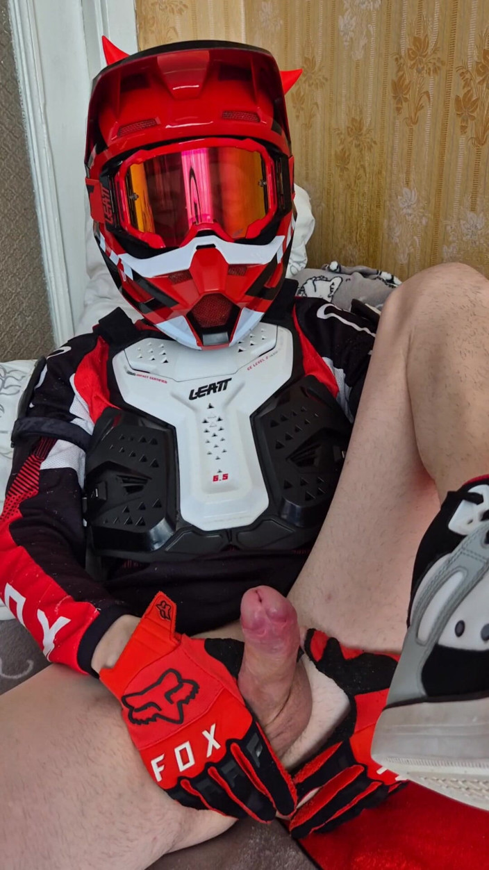 Sneakersmax98: Em Biker Gear, ele trazido ao orgasmo