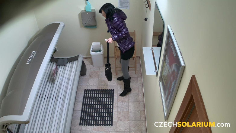 Czech Solarium: Solarium Ceko 6: brunette telanjang lagi seperti dia memiliki tempat itu