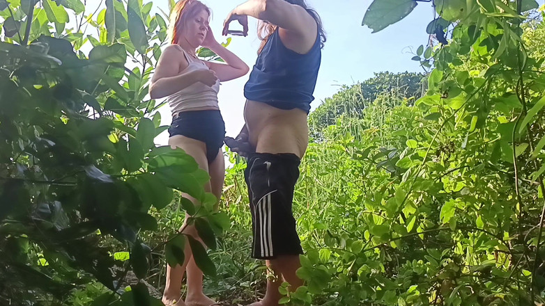 Porcelain Doll: Si rambut merah nakal ditangkap berkongkek di Pantai Guarujá