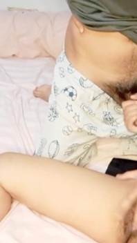 Selepas sekolah, pergi ke rumah dan memberikan blowjob kepada teman wanita anda.