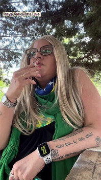 Brasileña grandota milf diosa fumando en la naturaleza