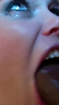 BLONDĂ MATURĂ SEXY CU CUR PERFECT Alicia Rhodes în scenă interrasială sexy cu pulă mare și neagră