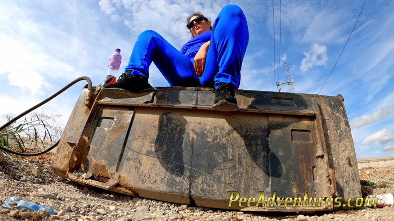 Pee Adventures: Nu are unde să se pișe, dar pe această găleată...