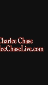 Rondborstige blonde milf Charlee Chase wordt tussen tieten geneukt!