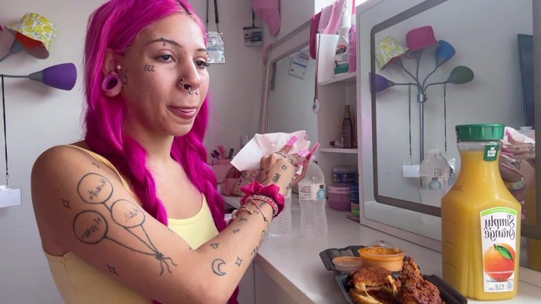 Nali Marie: Mukbang 热辣鸡辣脸暴食娇小少女舔舐第一人称视角 mozzarella插长指甲食物吃