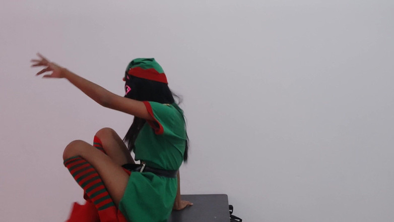 Martin13: Bruneta nosí svůj vánoční oblek a modelky sexy ukazující její...