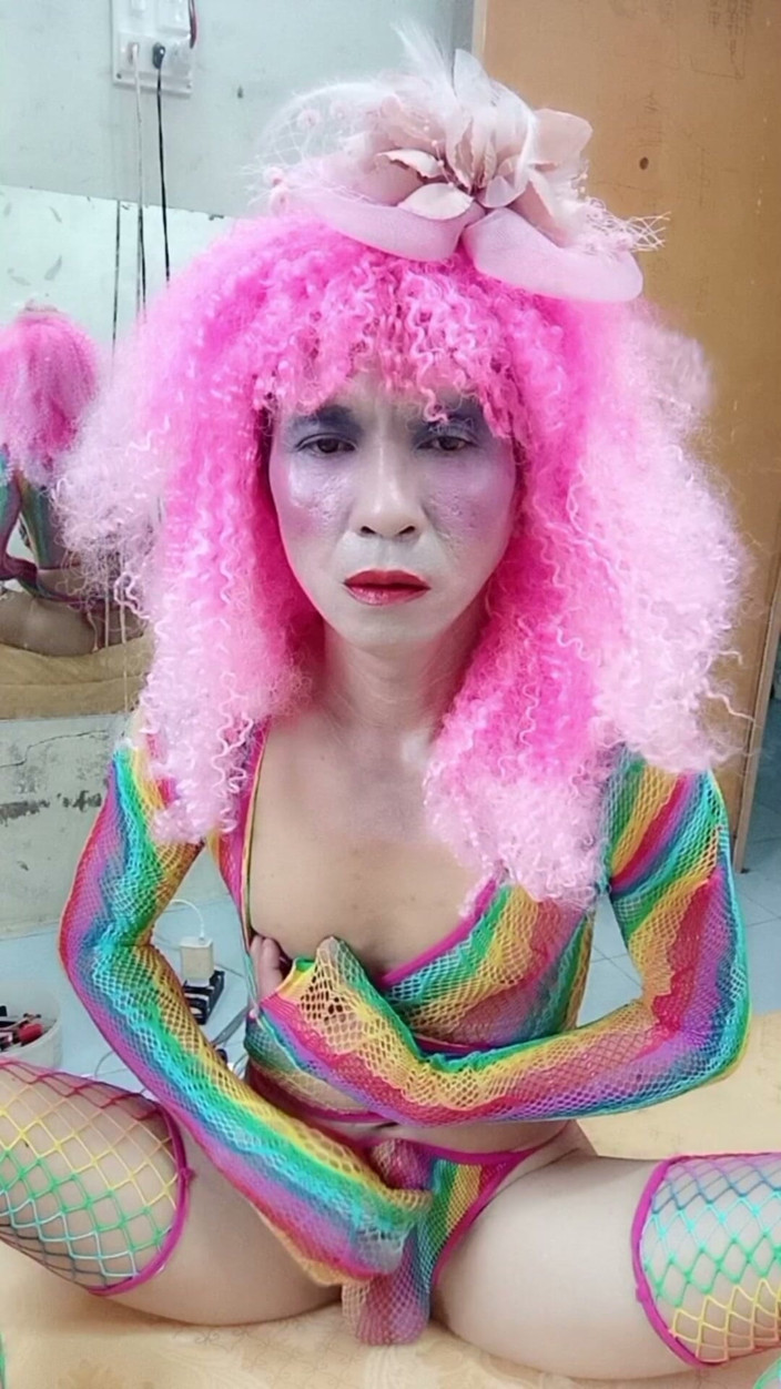 nguyen dang thien tri: 섹시한 옷을 입고 섹스 컵을 플레이하는 트랜스젠더 르
