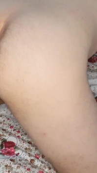 Sora vitregă futându-și curul adânc fratele vitreg cu un vibrator dublu lung,