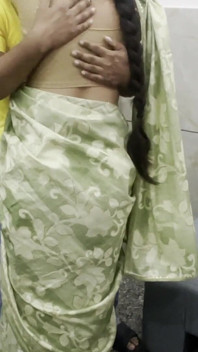 Ho scopato la mia sexy sorellastra quando è venuta di fronte a me indossando Saree