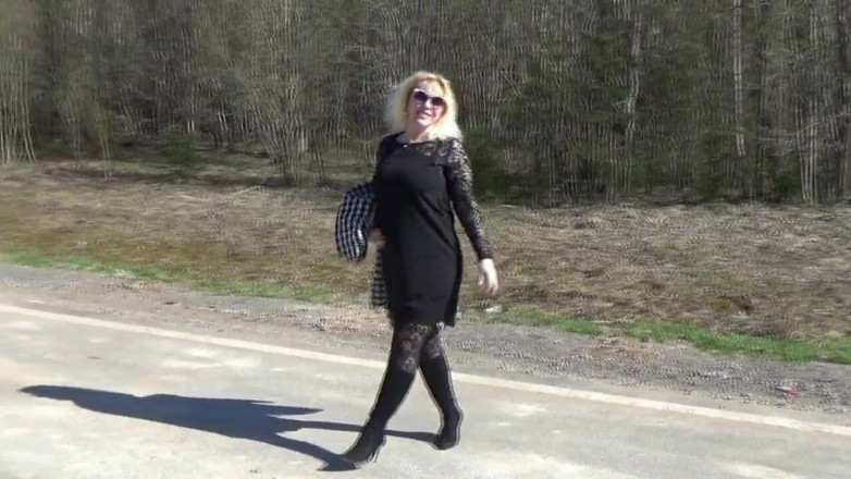 Nylon-Heels: Naughty babe on the road