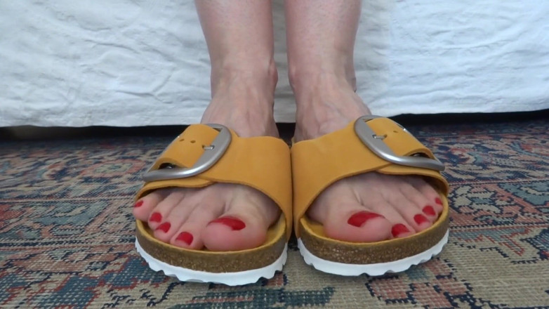 Lady Victoria Valente: Fetish kaki - goyangin kakiku pakai sandal oranye bagian 5