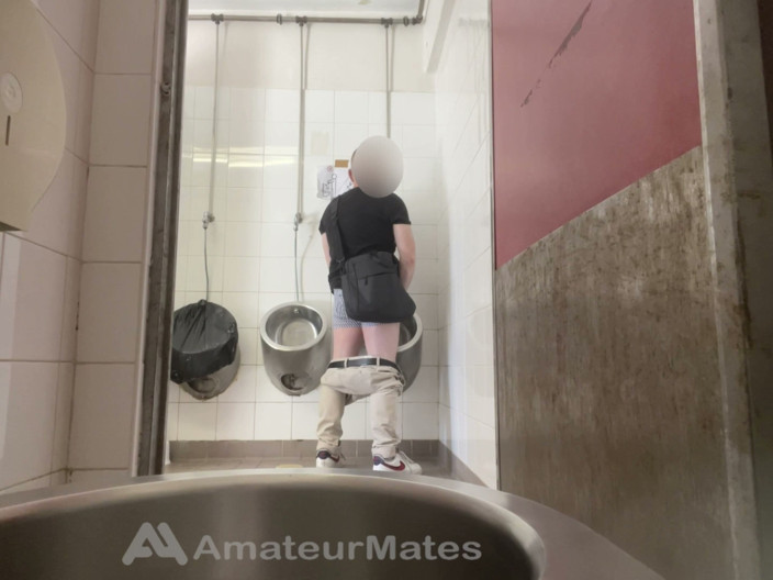 AmateurMates: Amador Hetero Garoto Tentando Ser Pego Em Mictório Público