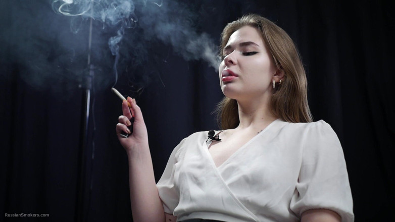 Russian Smokers: Cô bé tóc vàng người Nga hút thuốc trong chiếc áo...