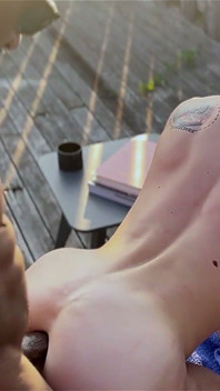 Max Konnor y Zane Kazan follando junto a la piscina