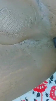 Plug - une petite amie encule son copain avec un plug anal
