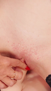 İki Orta Yaşlı Seksi Kadın Sırayla Sikişiyor Ve Büyük Dildo Emiyor