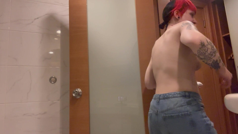 Bigtiddygoth: Erste dusche nach möpse-job - entleert, geschwollen &amp; verletzt