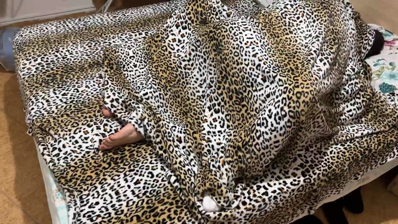 Couple Of Pleasure: 我操了我的继妹，以证明她不是同性恋，我在她的阴户里射精