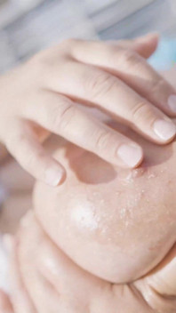 La piscină, blonda dolofană își arată sânii mari excitați