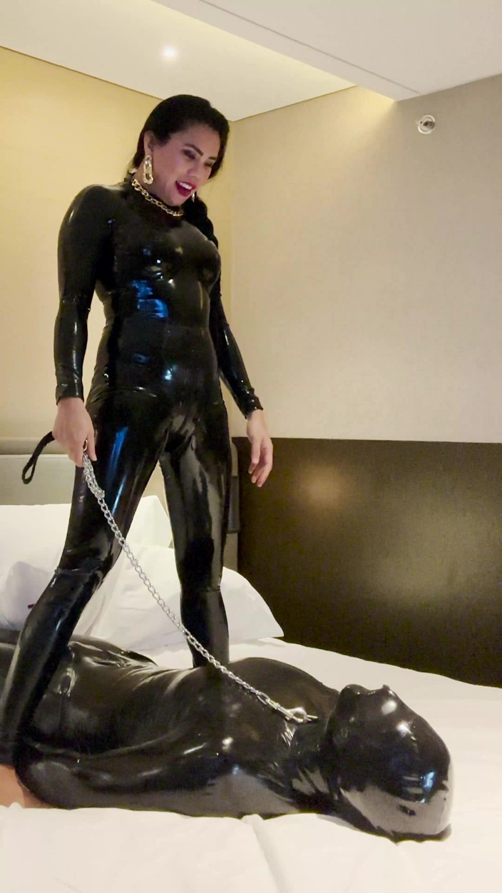 DominaFireOfficial: Latex femdom sessie door Dominafire