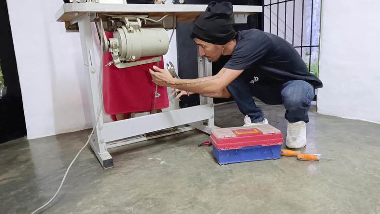 Queensofthefeet: 내가 팬티 재봉틀 페달을 밟는 동안 이 남자가 나를 바라보며 재봉틀을 고쳤다