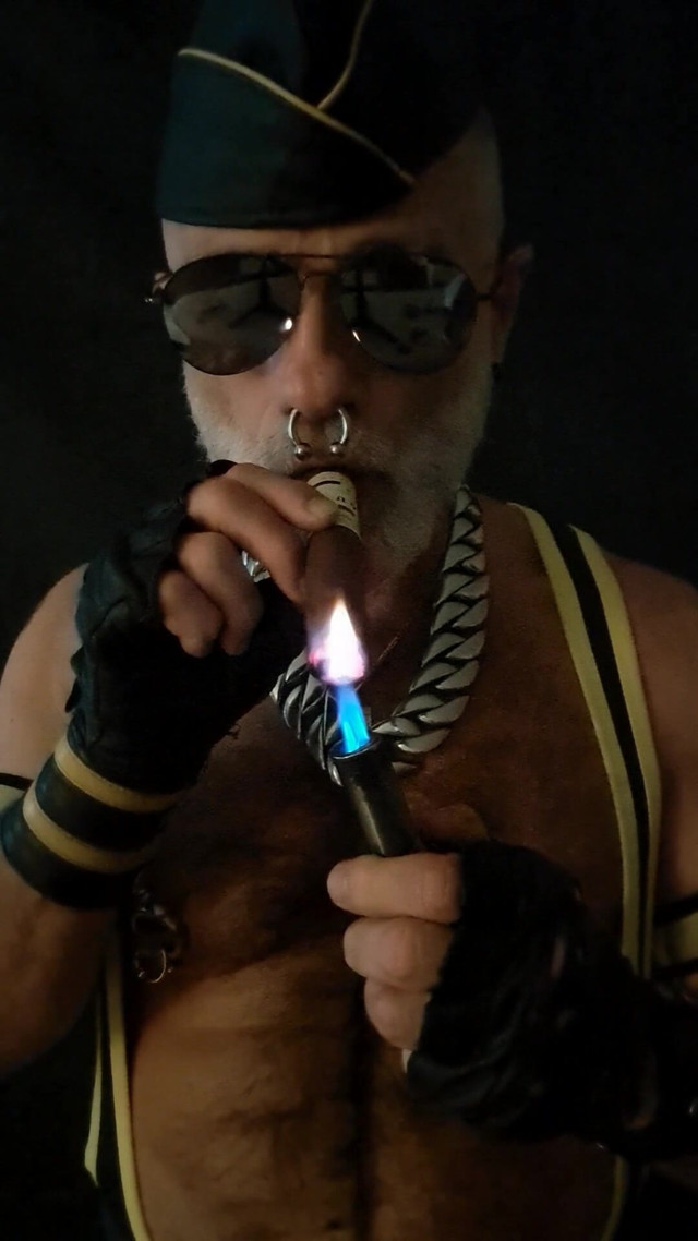 Cigar Lighting (Muscles Cigar FFPig) Cigar Lighting (Muscles Cigar FFPig)