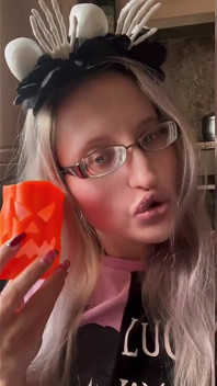 Sissy nechodí na záchod. Sissy chcaní v kalhotkách.
