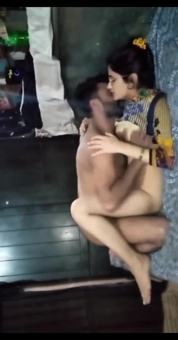 Dasi couple: Moja przyjaciółka piękna żona sama w domu pieprzę żonę przyjaciela