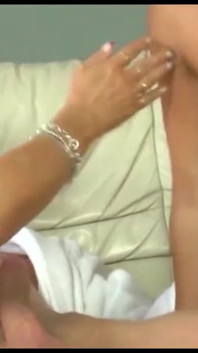 Pepek Asia mengongkek MILF blonde bertetek besar matang menghisap zakar bertiga
