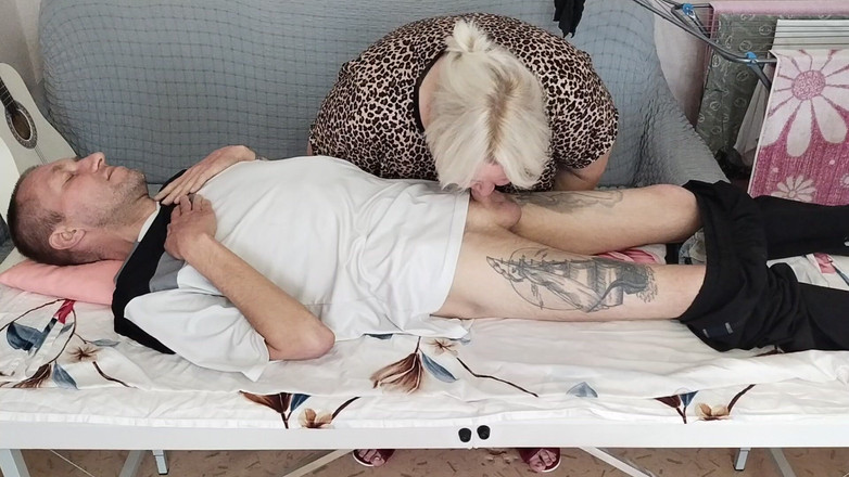 Zona901: 女朋友在按摩桌上吮吸和撸管我的鸡巴并吞精