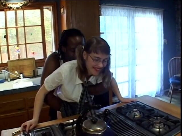 First Black Sexperience: Une jeune brune sexy prend une dose sur ses lunettes...