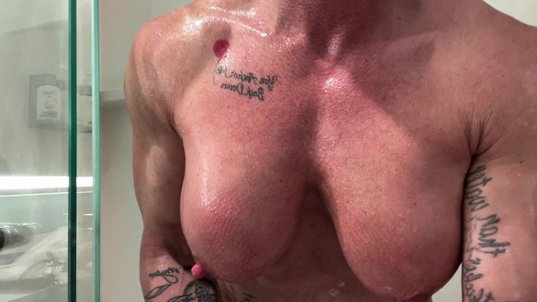 Kandylegsxxx: Kandys Muscle Worship Shower Time