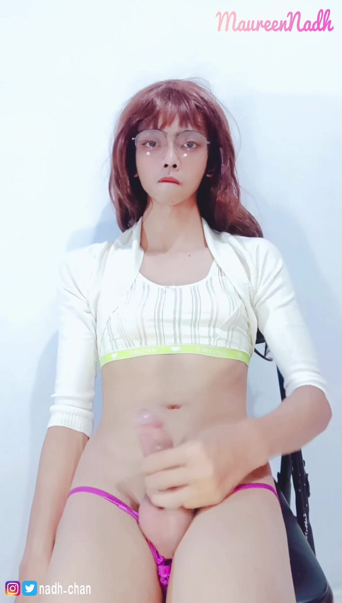 MaureenNadh: Waria asia lagi asik masturbasi sendirian sampai perutnya dicrot sperma...