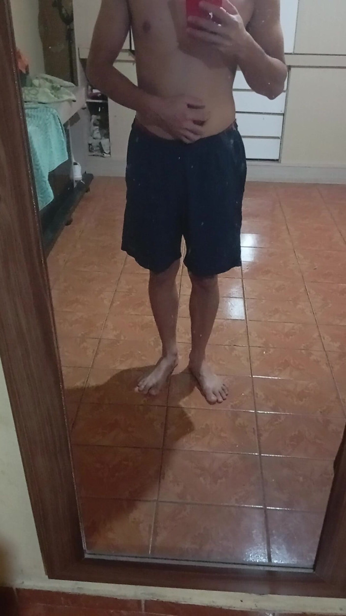 Ray Oliver: Ragazzo in pantaloncini allo specchio
