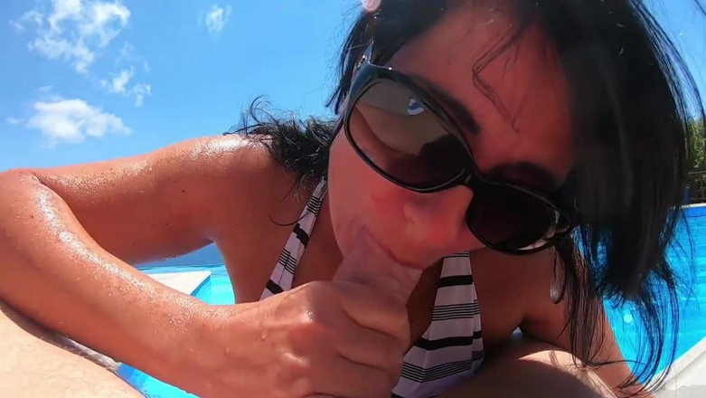 Alexandra Wett: Mamada polla extraña en la piscina al aire libre