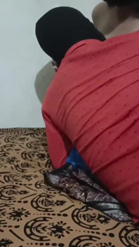 Marido e esposa fazem sexo romântico no quarto