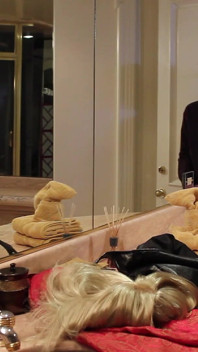 Une MILF blonde à forte poitrine se fait baiser et recouvrir de sperme