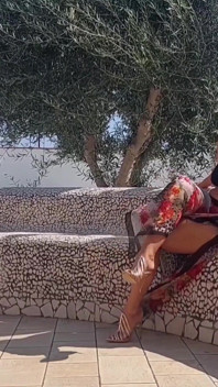La posa all'aperto di selena e i giochi di sesso con i tacchi