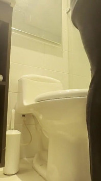 Me masturbo en el baño de mi vecina sin que ella lo note