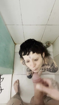 Curva tatuată nu se oprește niciodată la jumătatea drumului în fiecare picătură, de fiecare dată, Toată pișarea